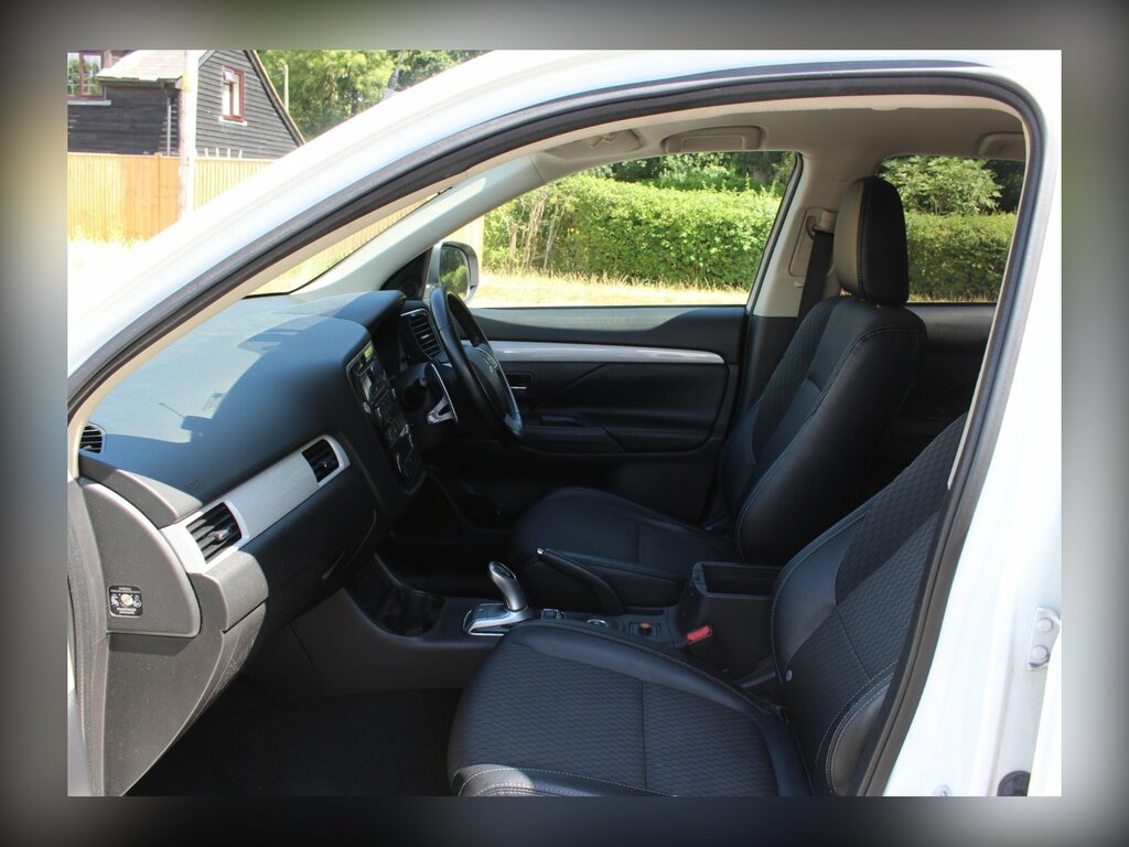 Mitsubishi Outlander 2.0H 12Kwh Gx3h Suv Plug-in Hybrid Cvt White #3