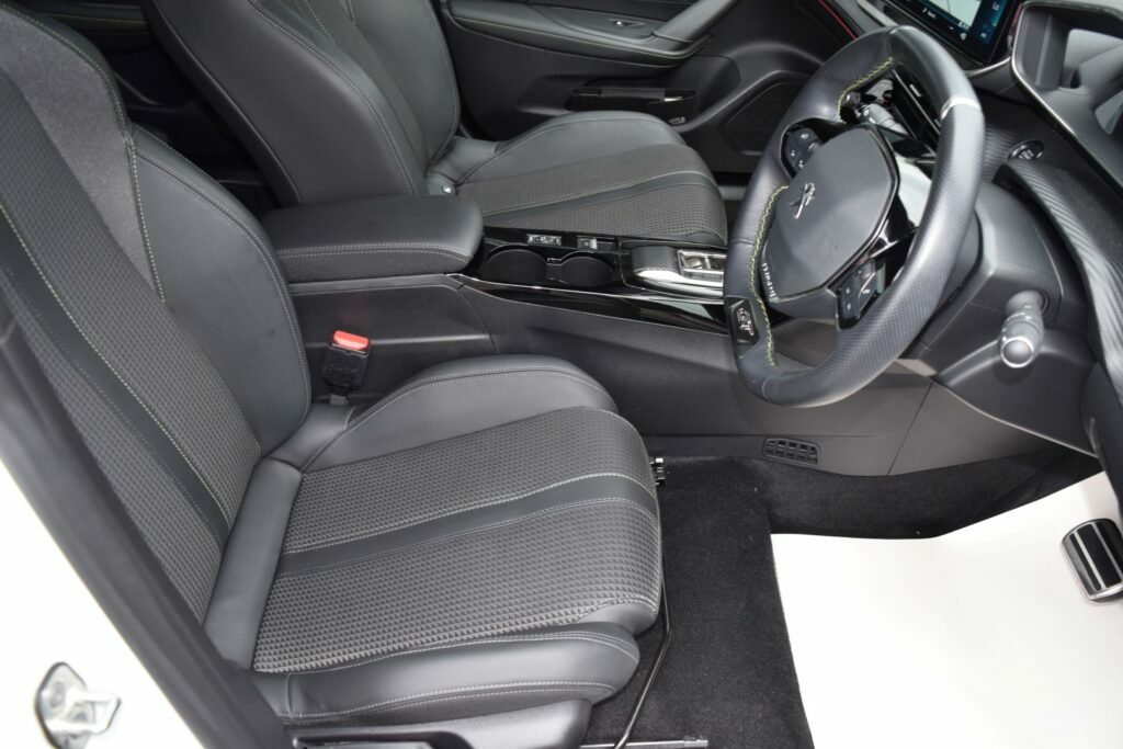 Peugeot e-2008 Suv 50Kwh 136 Allr Prm Au Grey #10
