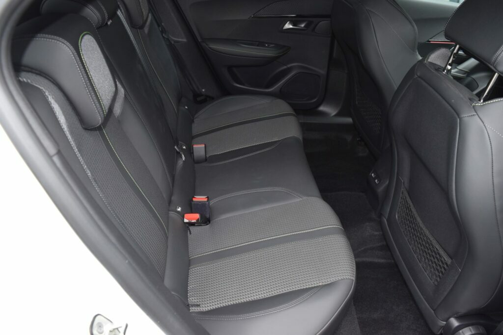 Peugeot e-2008 Suv 50Kwh 136 Allr Prm Au Grey #12