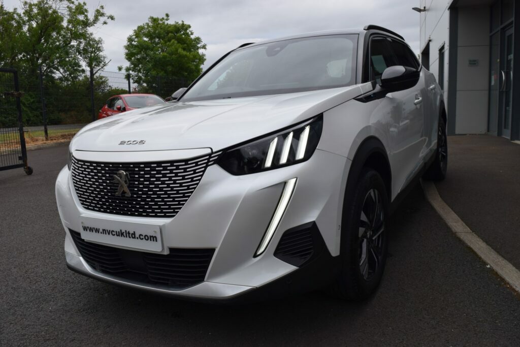 Peugeot e-2008 100Kw 50Kwh Gt White #5