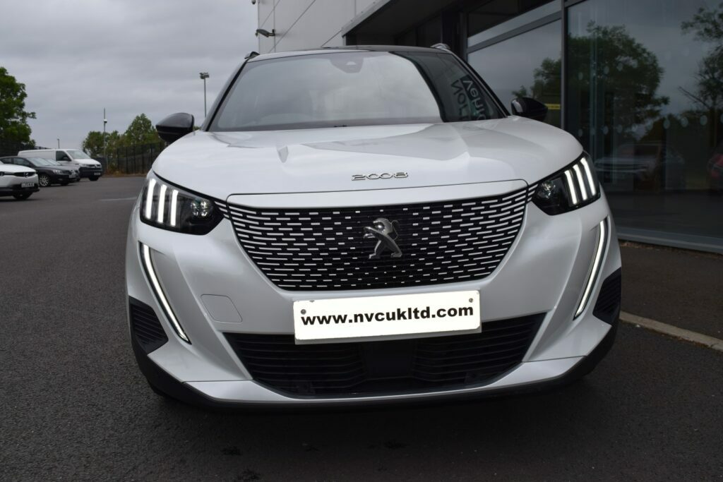 Peugeot e-2008 100Kw 50Kwh Gt White #4