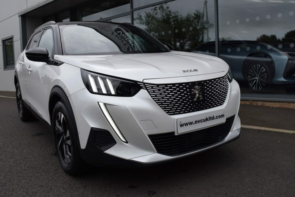 Peugeot e-2008 100Kw 50Kwh Gt White #3