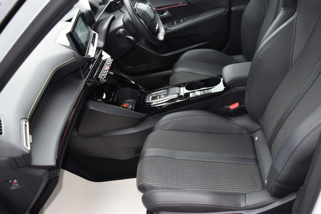 Peugeot e-2008 Suv 50Kwh 136 Allr Prm Au Grey #11