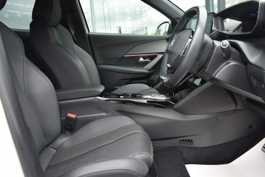 Peugeot e-2008 Suv 50Kwh 136 Allr Prm Au Grey #35