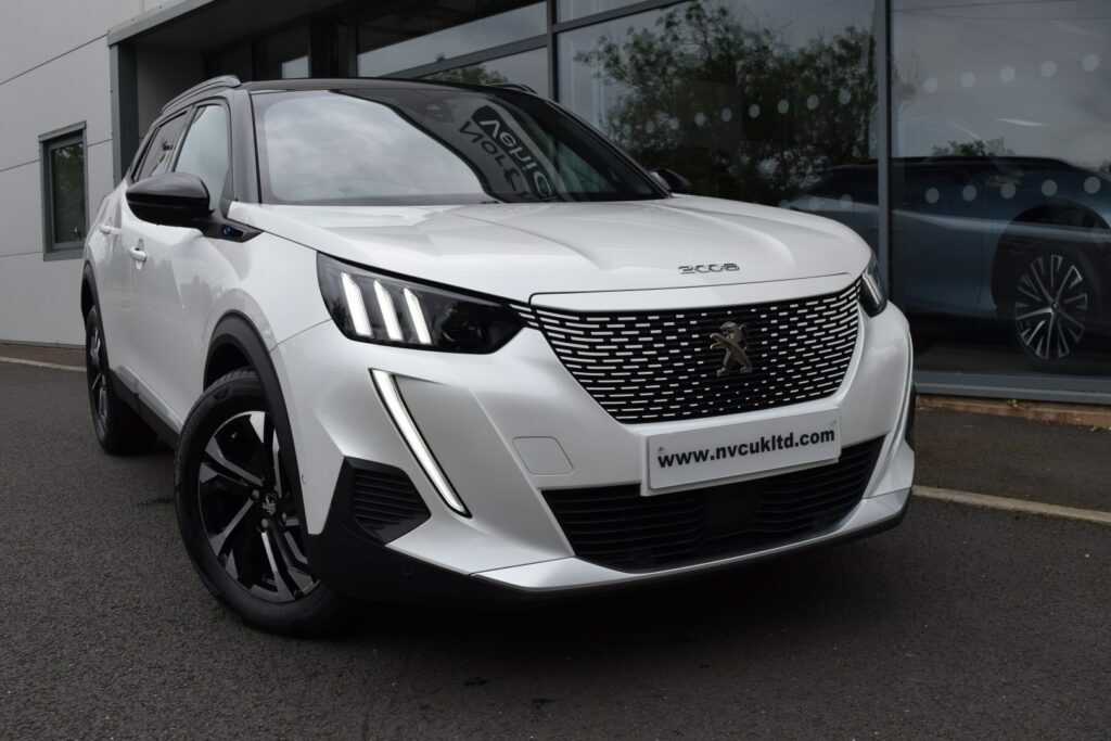 Peugeot e-2008 100Kw 50Kwh Gt White