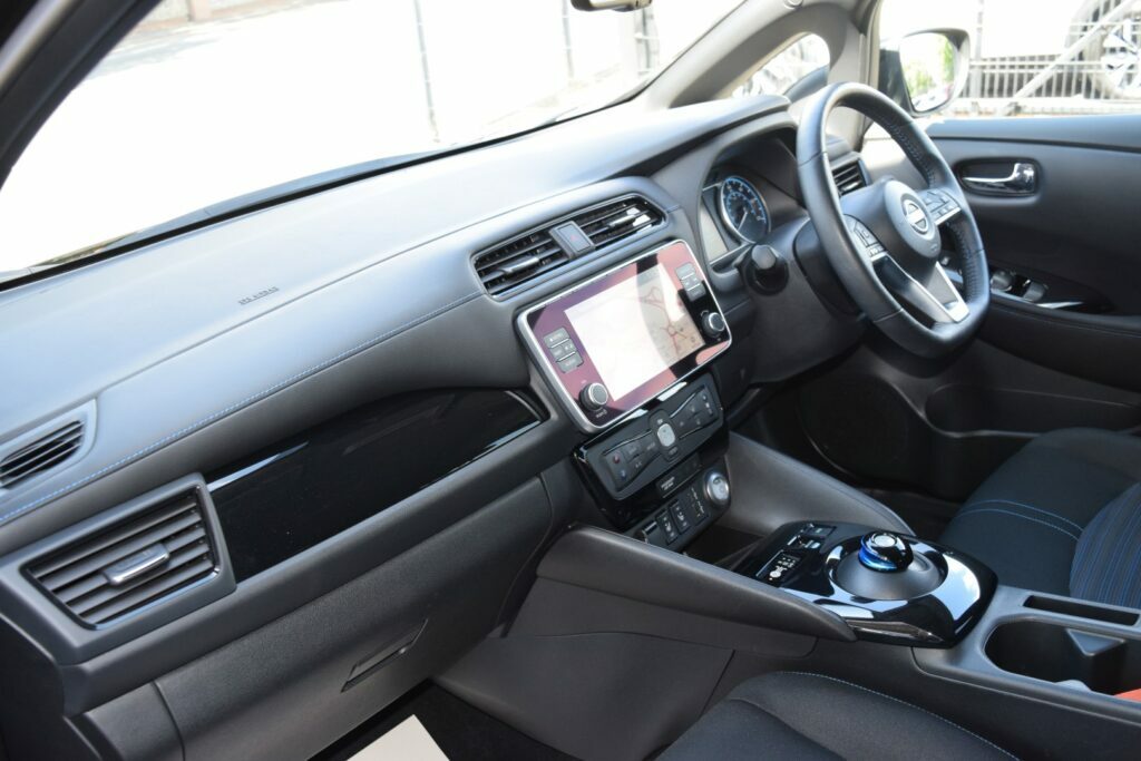 Nissan Leaf Hatchback Black #38