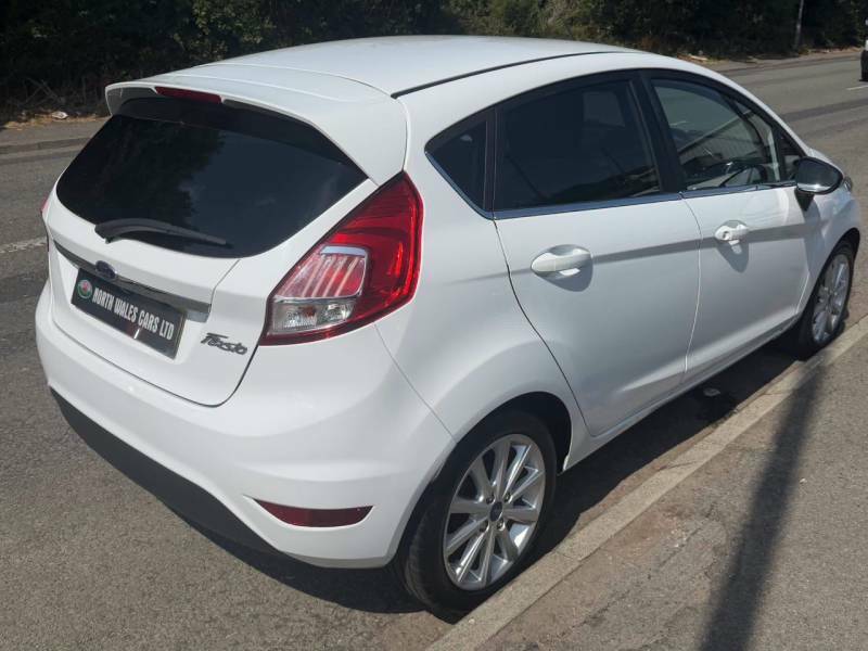 Ford Fiesta 1.6 Titanium Powershift - 2017 66 BT66FJN White #5
