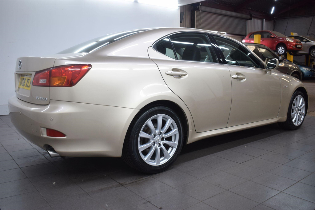 Lexus IS 2.5 Se-l Brown #2