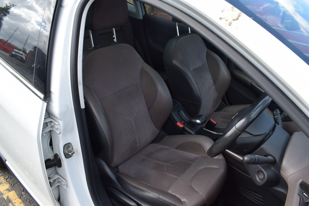 Peugeot 2008 1.6 E-hdi Feline Euro 5 Ss Calima White #4