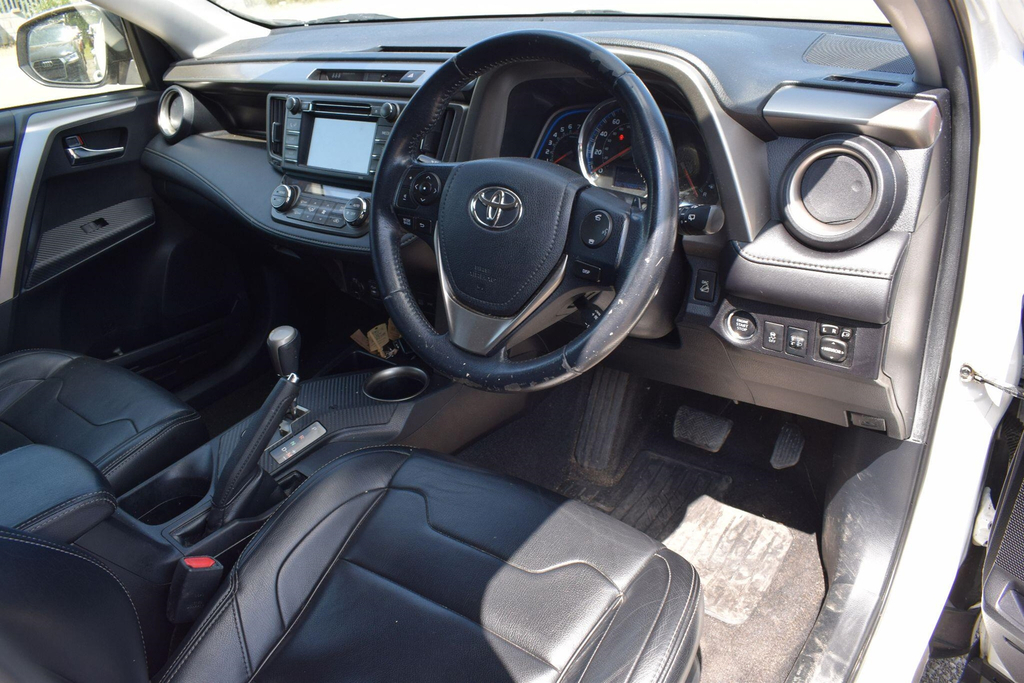Toyota Rav 4 Suv White #3