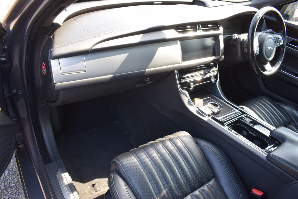 Jaguar XF D Luxury White #19