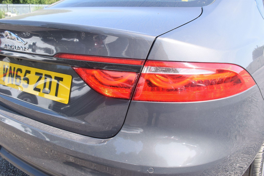 Jaguar XF D Luxury White #10