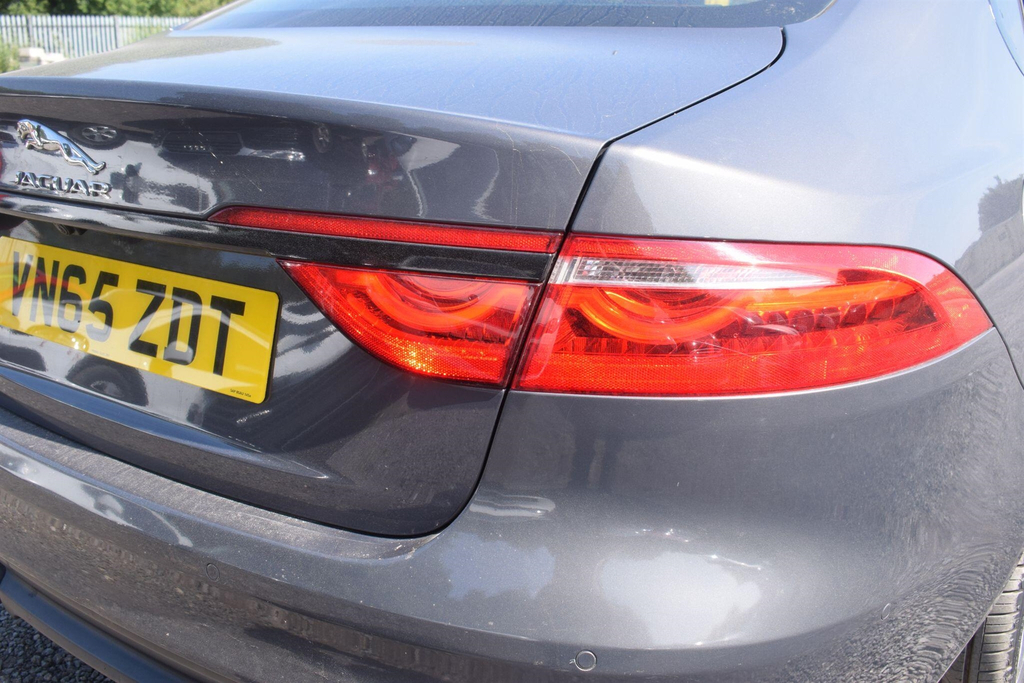 Jaguar XF D Luxury White #15