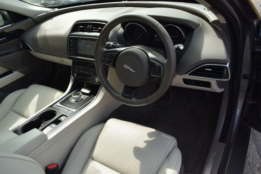 Jaguar XE 2.0D Portfolio Euro 6 Ss Grey #3
