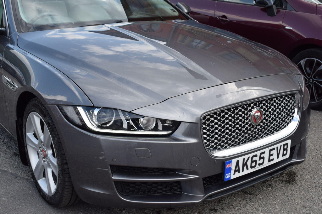 Jaguar XE 2.0D 180 Portfolio Black #17