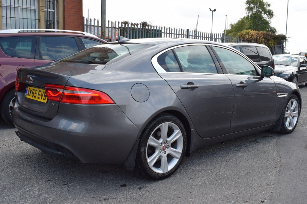 Jaguar XE 2.0D 180 Portfolio Black #15