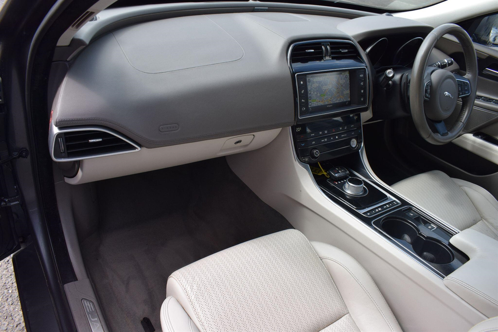 Jaguar XE 2.0D 180 Portfolio Black #18