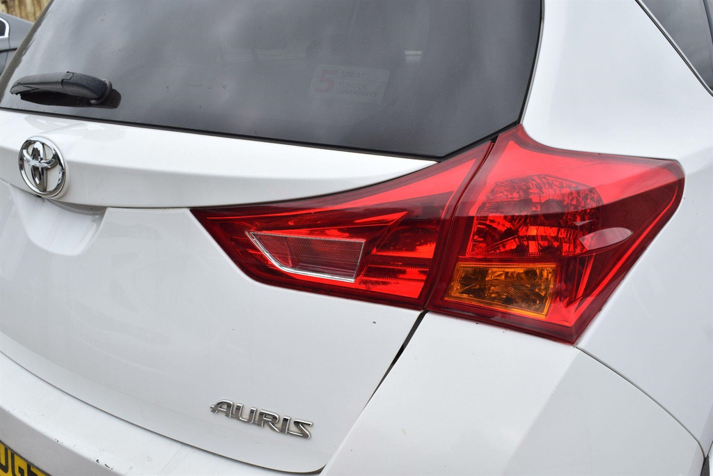 Toyota Auris 1.6 V-matic Excel Euro 5 White #6