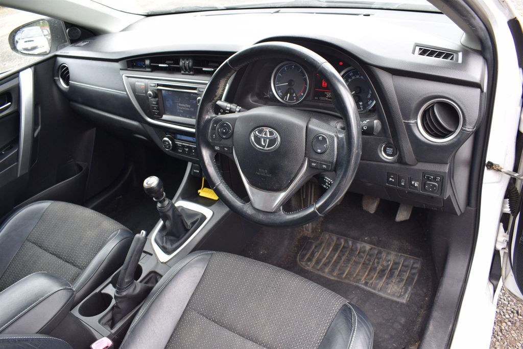 Toyota Auris 1.6 V-matic Excel Euro 5 White #3