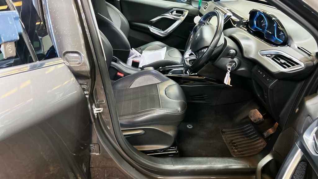 Peugeot 2008 Suv 1.2 Puretech Allure Euro 6 201818 Black #9