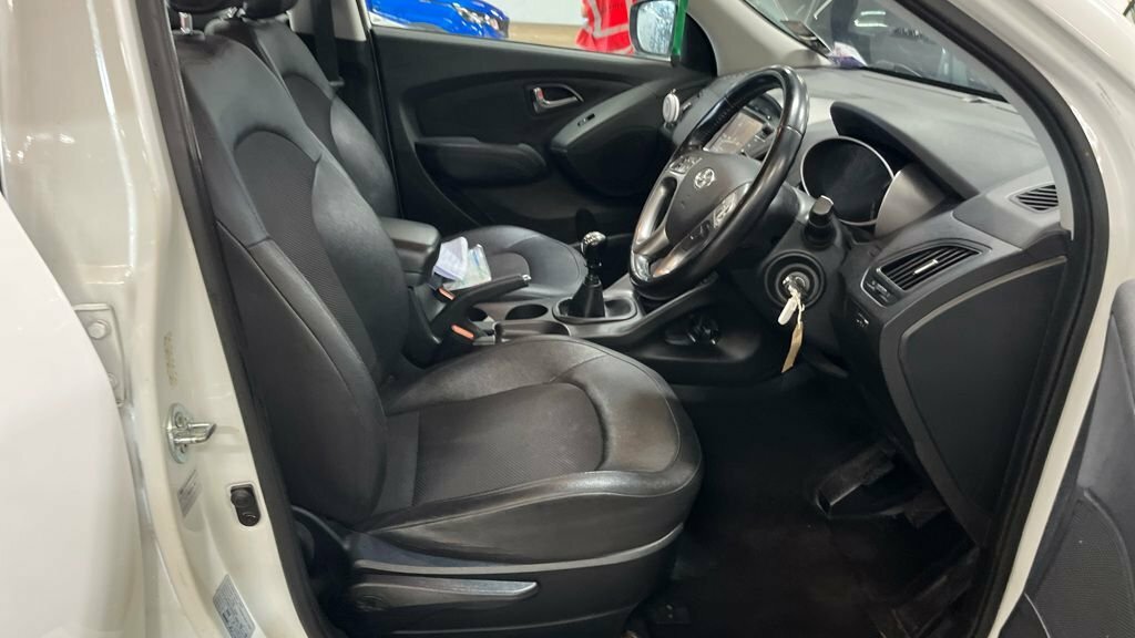 Hyundai Ix35 Estate 1.6 Gdi Se 6 Speed Est White #9