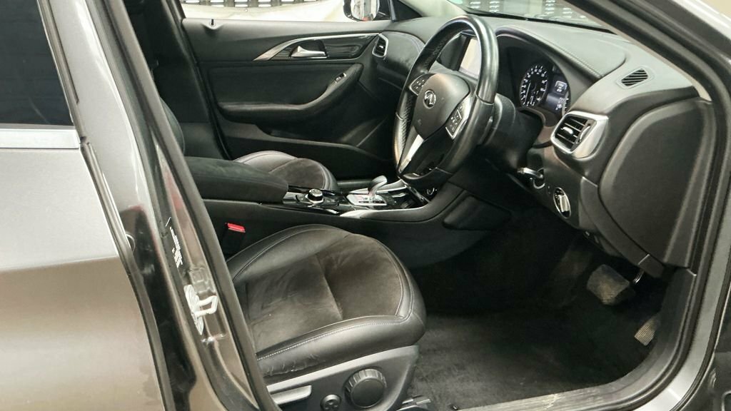 Infiniti Q30 Automatic White #8