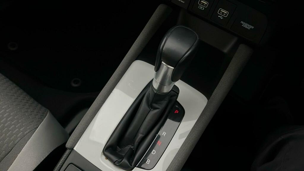 Honda Jazz I-mmd Sr White #19