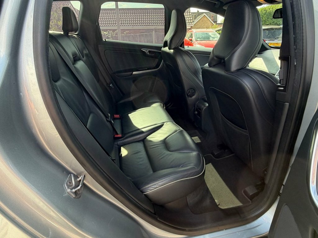 Volvo XC60 2L R-design Nav Silver #4