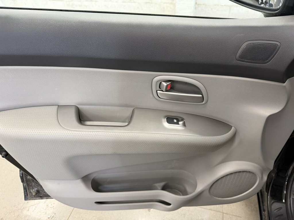 Kia Carens S 5Str Silver #24