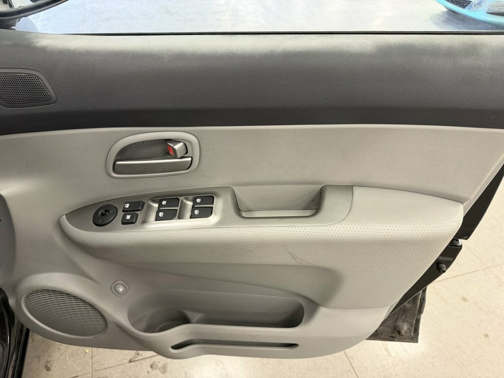 Kia Carens S 5Str Silver #12