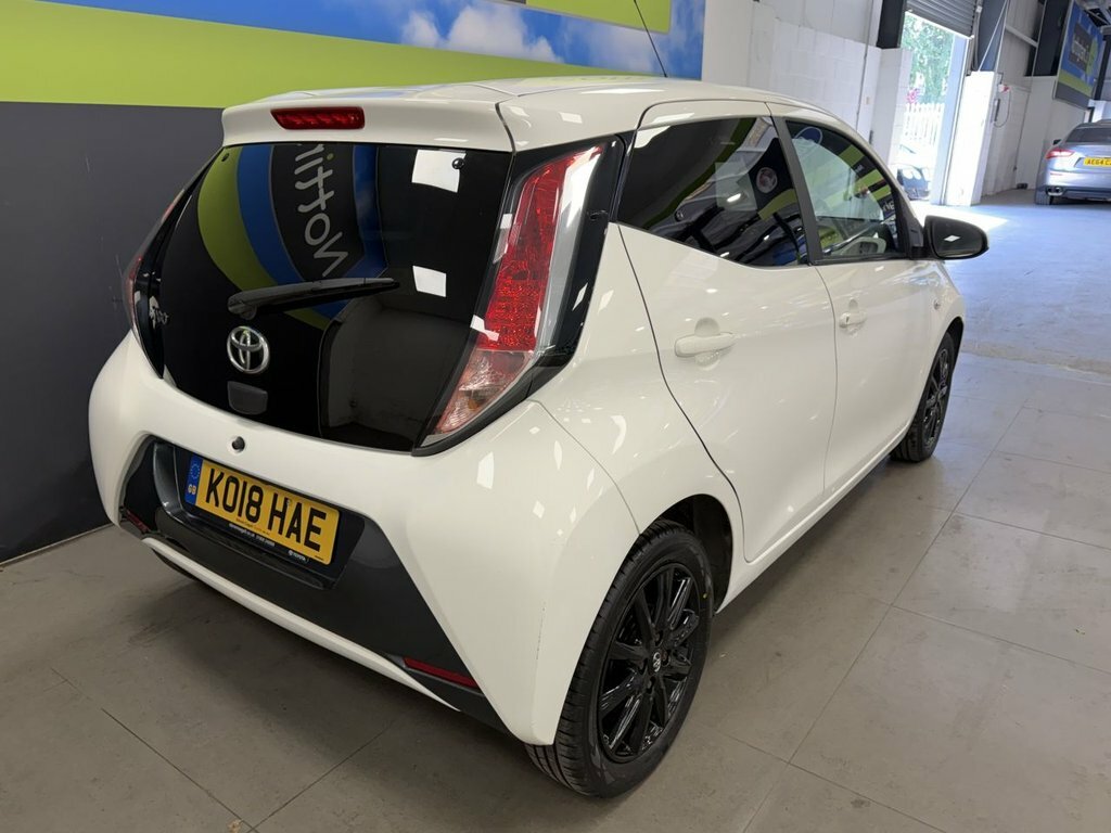 Toyota Aygo 1L X-style White #4