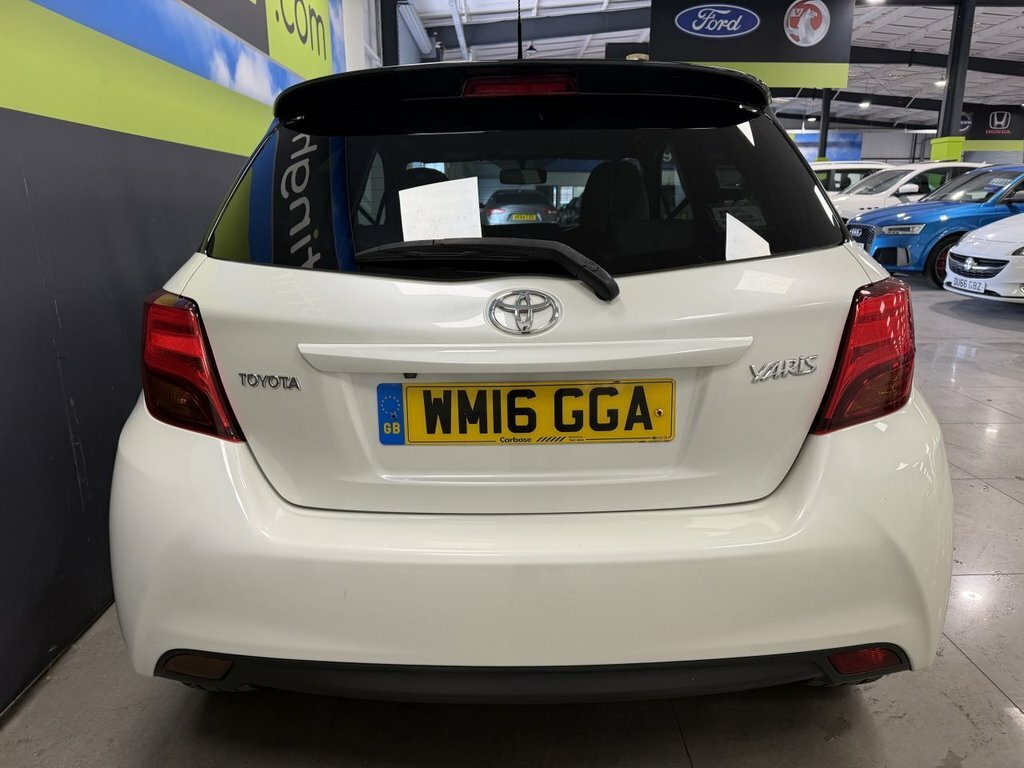 Toyota Yaris 1.3L Design White #6