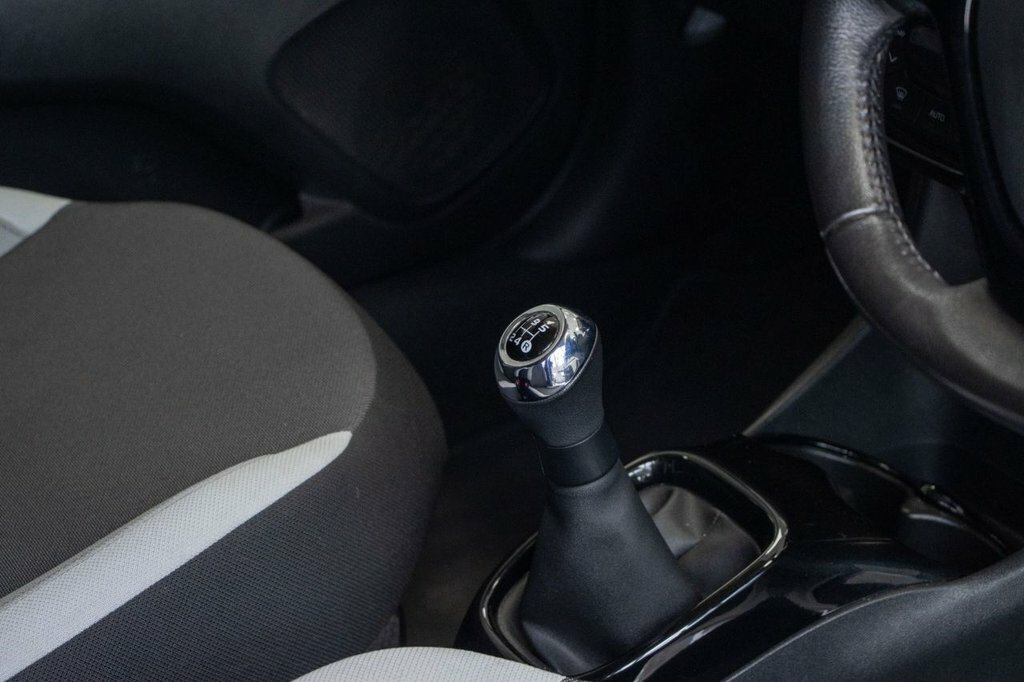 Toyota Aygo 1L X-press NU67MYP White #3