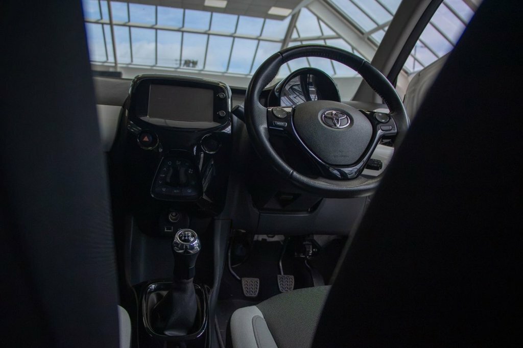 Toyota Aygo 1L X-press NU67MYP White #2