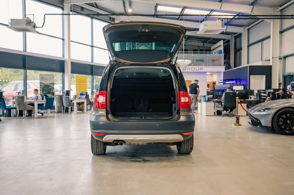 Skoda Yeti Hatchback 2.0 Beige #28