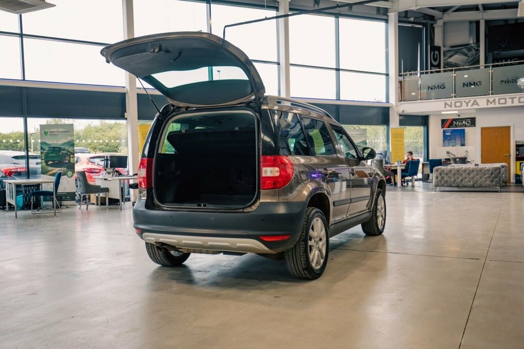 Skoda Yeti Hatchback 2.0 Beige #29