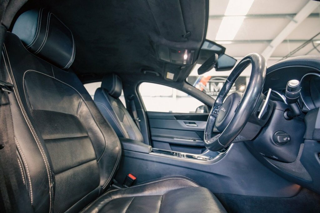 Jaguar XF 2L R-sport Black #2