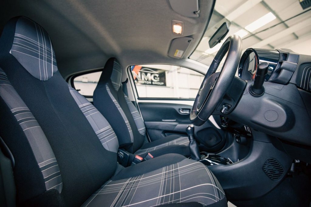 Peugeot 108 1.2L Allure White #2