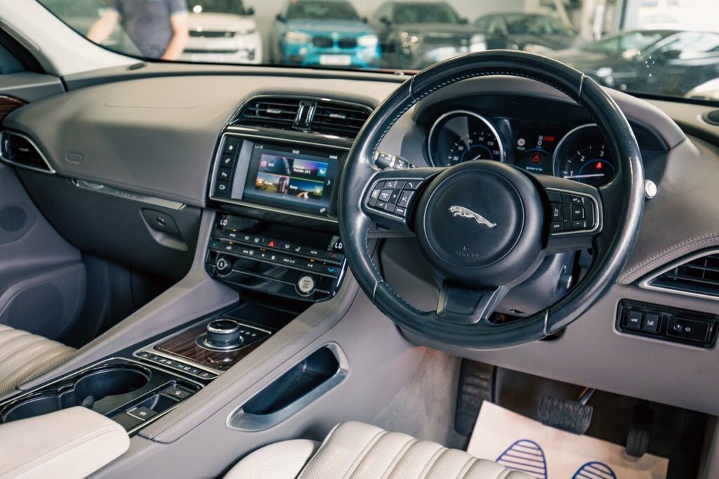Jaguar F-Pace 2L Portfolio VO66ATU Red