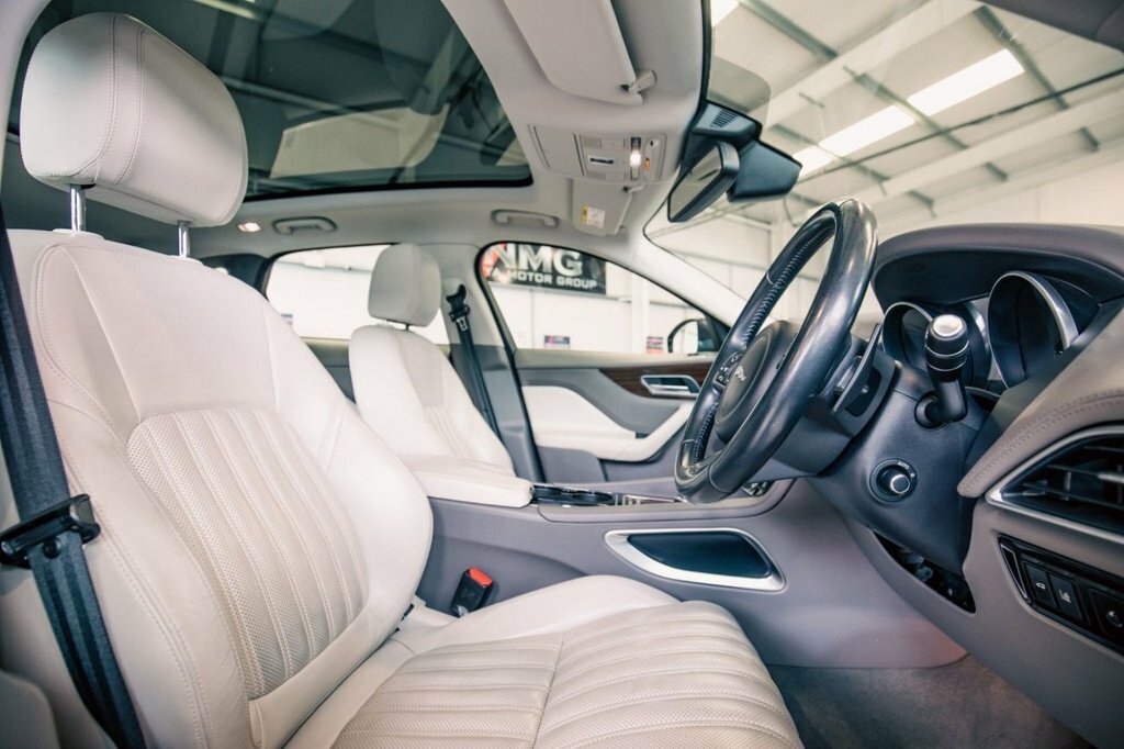 Jaguar F-Pace 2L Portfolio VO66ATU Red #2