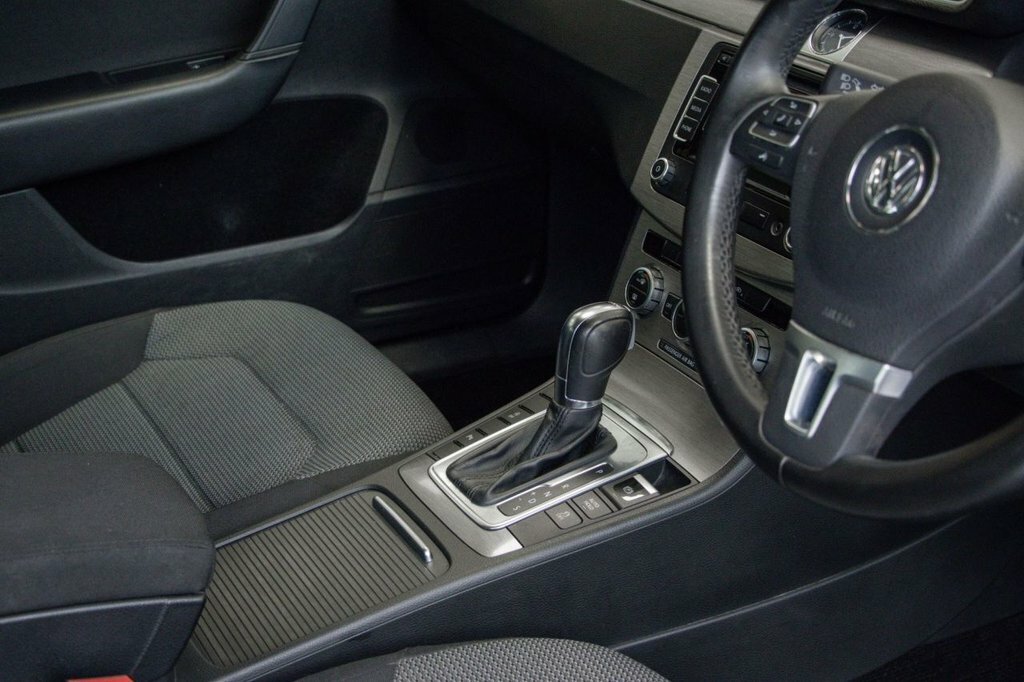 Volkswagen Passat 2L Highline Silver #3