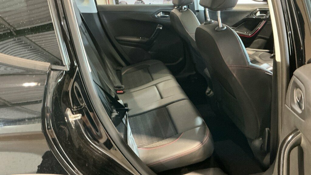 Peugeot 2008 Active White #19