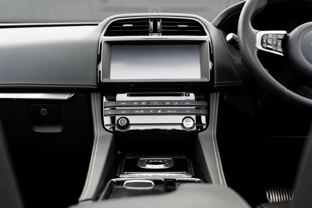 Jaguar F-Pace 2.0D 240 R-sport Awd White #25
