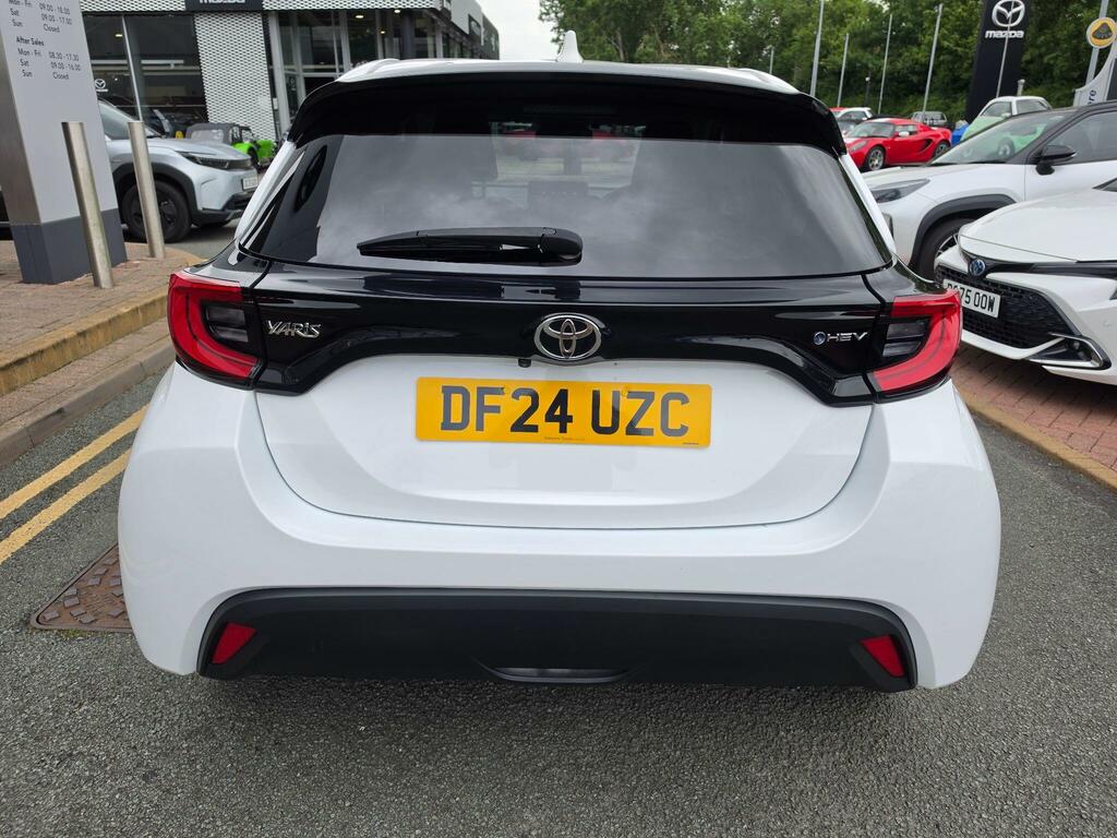 Toyota Yaris 1.5 Hybrid Design Cvt DF24UZC White #4
