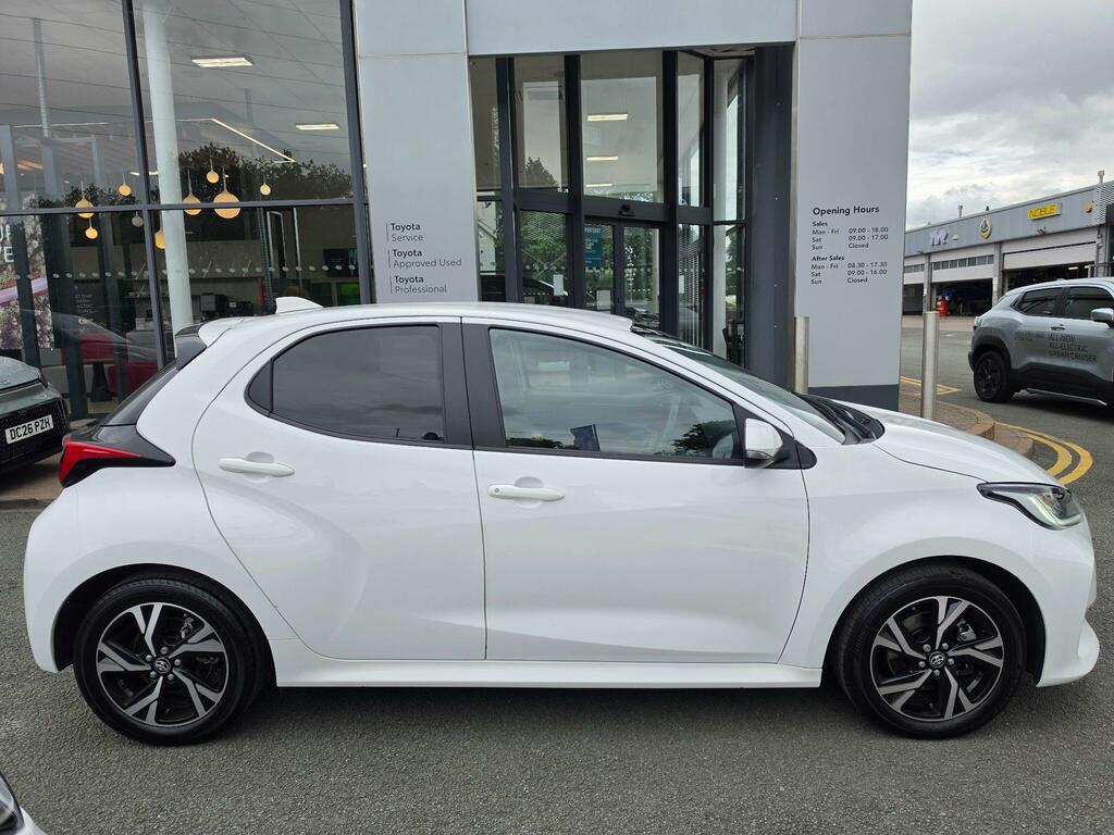 Toyota Yaris 1.5 Hybrid Design Cvt DF24UZC White #2