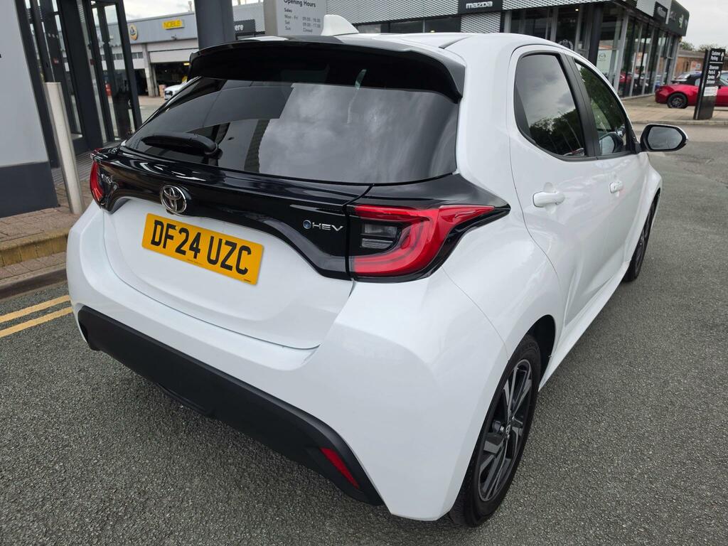 Toyota Yaris 1.5 Hybrid Design Cvt DF24UZC White #3