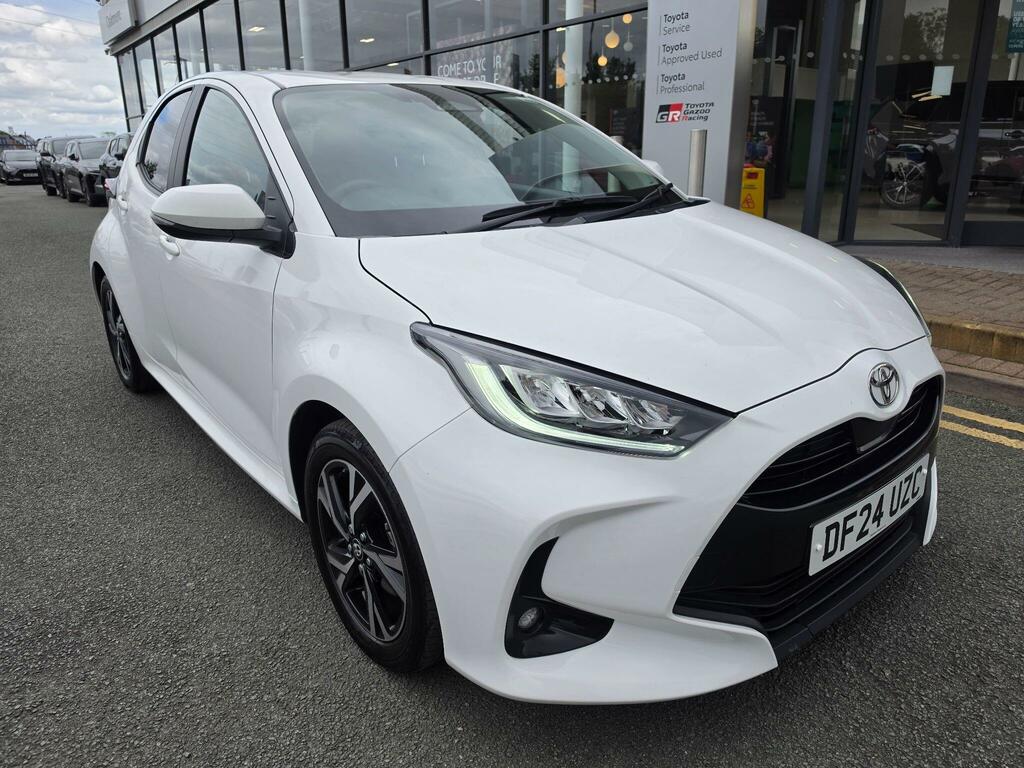 Toyota Yaris 1.5 Hybrid Design Cvt White