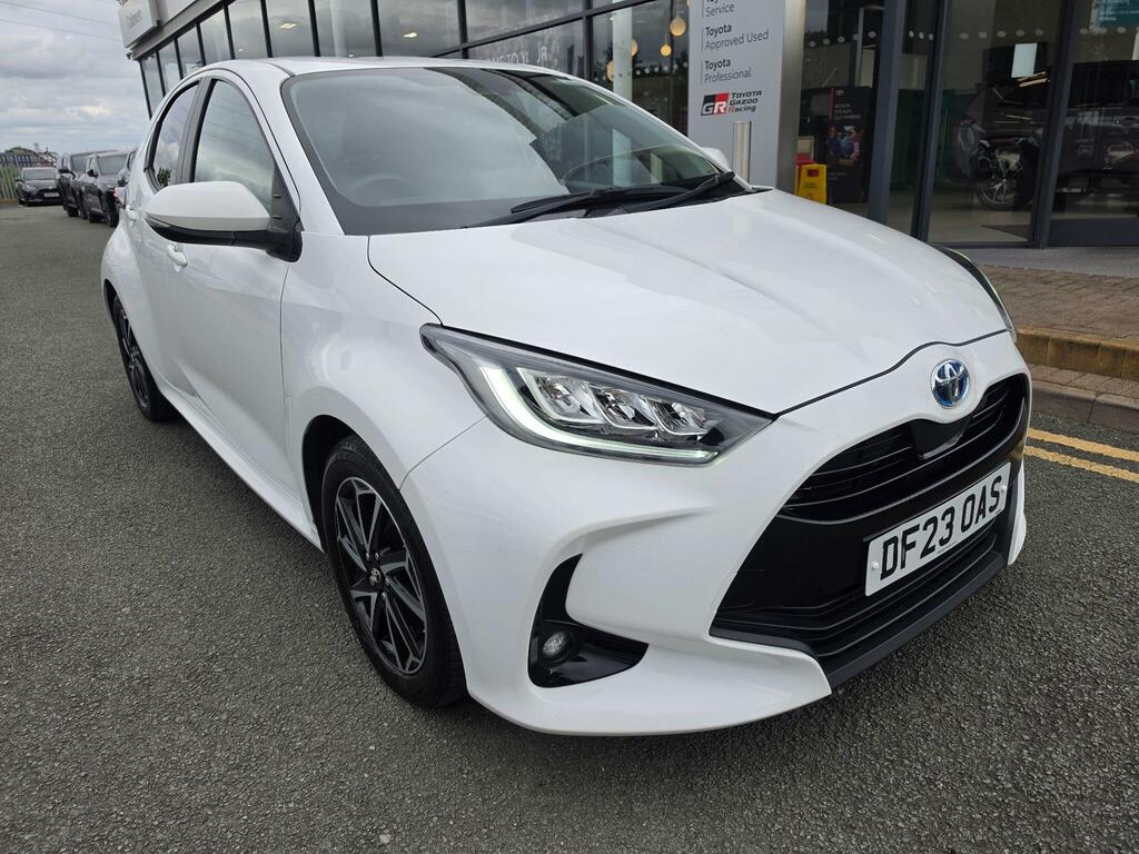 Toyota Yaris 1.5 Hybrid Design Cvt White