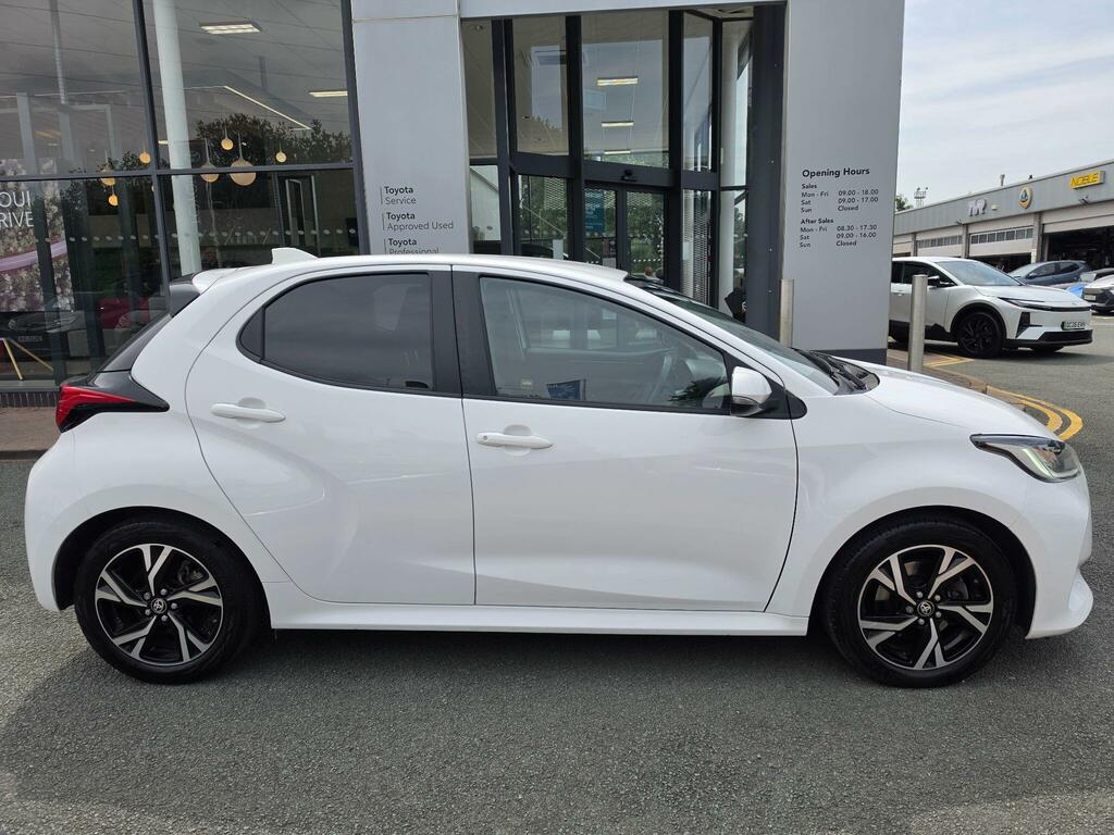 Toyota Yaris 1.5 Hybrid Design Cvt DG24JBZ White #2