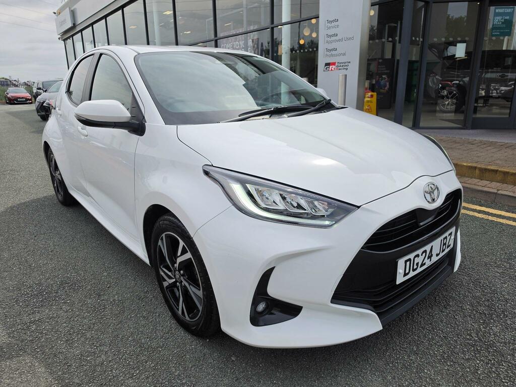 Toyota Yaris 1.5 Hybrid Design Cvt White